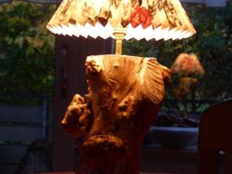 Tischleuchte Holzstamm